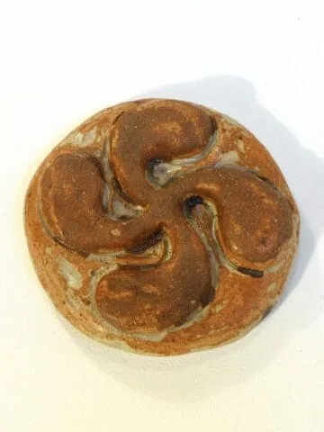 Croix basque petite marron engobe dessus