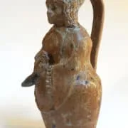 Pichet dame à l'oiseau marron