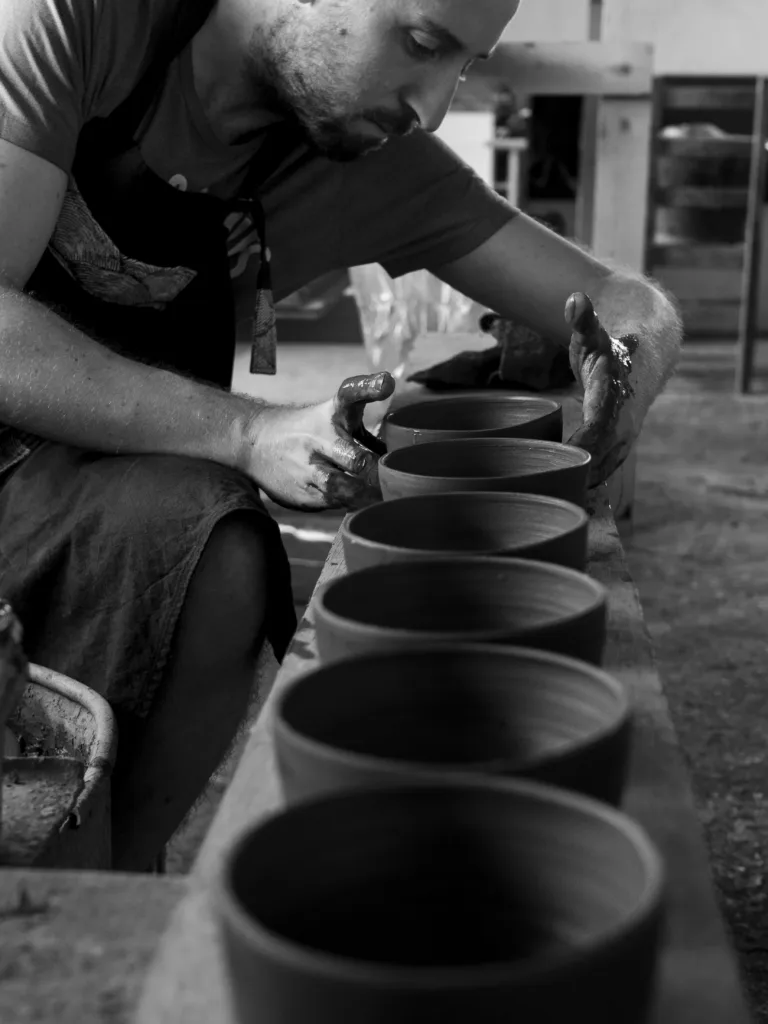 Paul Carriquiry tournant des bols chouchou